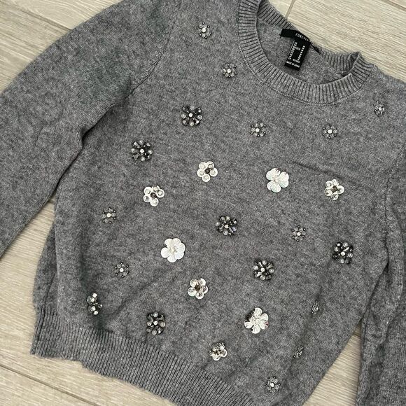 Forever 21 Gray Sweater with Floral beading size M - Picture 2 of 5